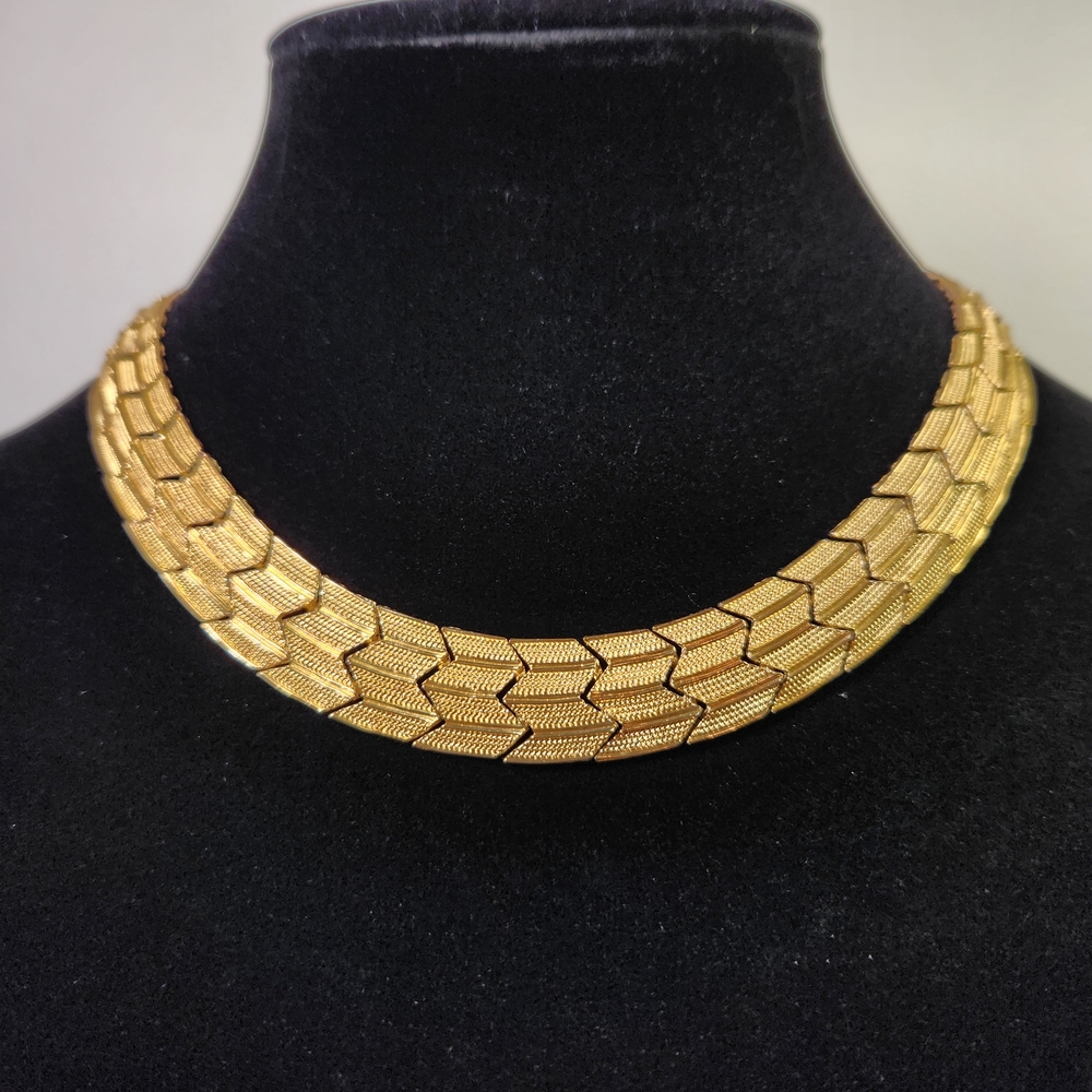 Elegant vintage Gold tone necklace